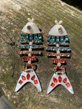 NWOT Beautiful rhinestone and resin fish earrings